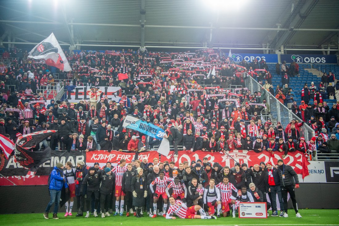 Oslo 20231203. Tromsø jubler sammen med supporterne etter eliteseriekampen i fotball mellom Vålerenga og Tromsø på Intility arena.Foto: Annika Byrde / NTB