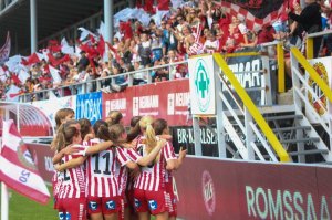 TIL2020 kan endelig feire scoringen til jubelbrøl fra tribunen etter scoring på straffe mot Bodø/Glimt kvinner. Foto: Steffen Todal Lykset/iTromsø