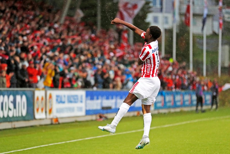 Eric Kitolano scorer mot Bodø/Glimt på et fullsatt Alfheim stadion. Foto: Rune Stoltz Bertinussen / NTB