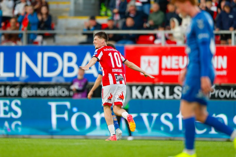 Jakob Napoleon Romsaas scorer mot KFUM på Romssa Arena med LED-eksponering i bakgrunn.